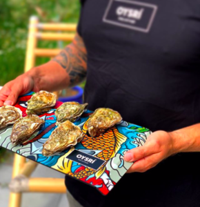 Oysrí tray with oysrí oyster