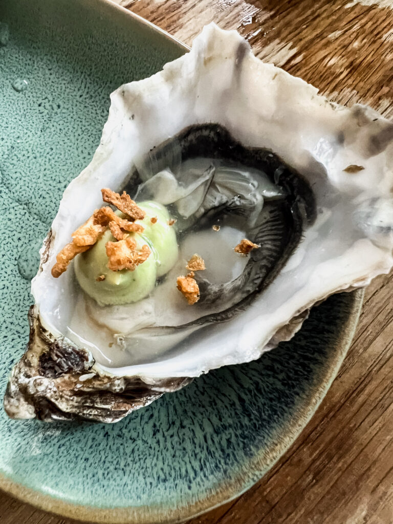 oester met avocado en basilicum